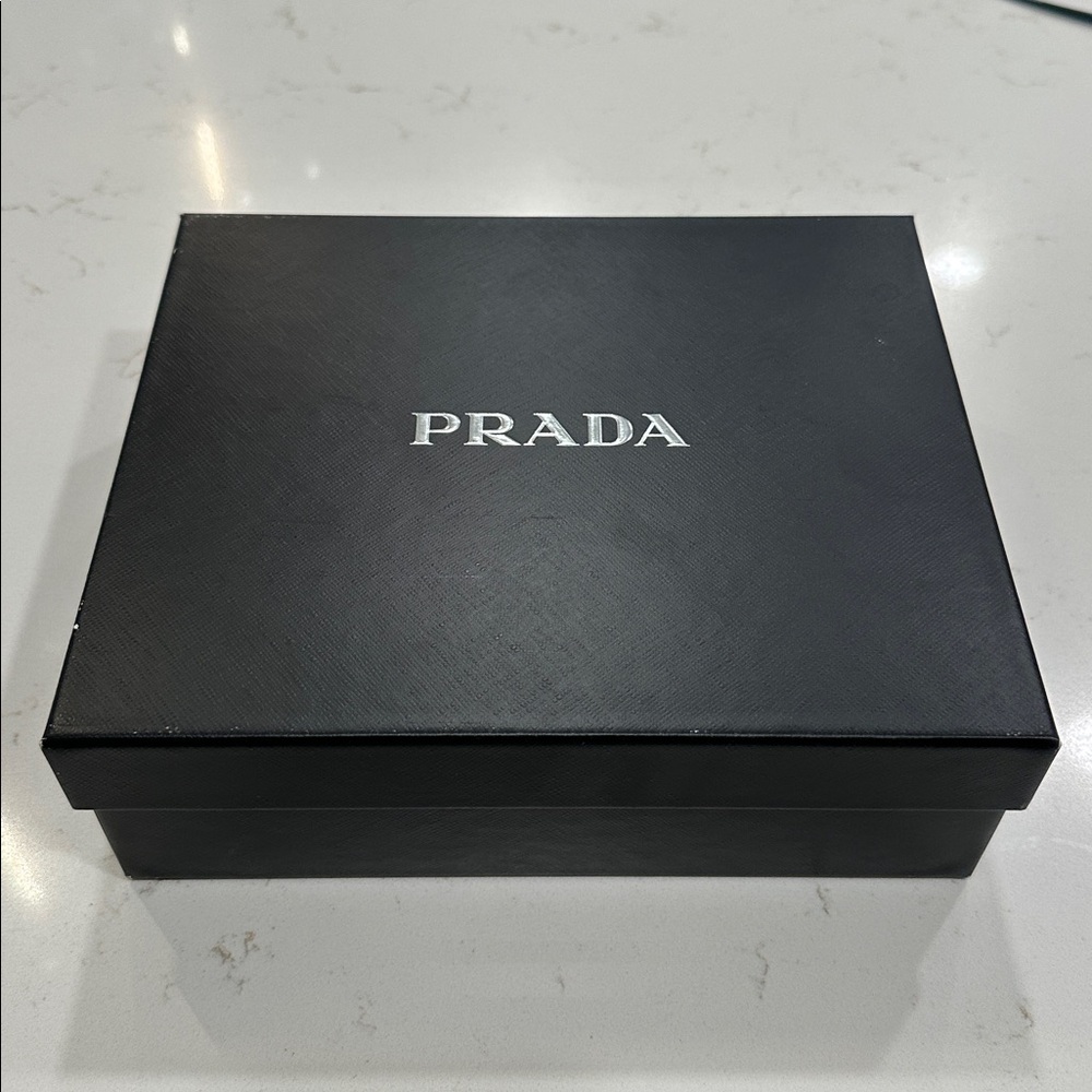 PRADA PERFUME GIFT BOX SET - Picture 4 of 8